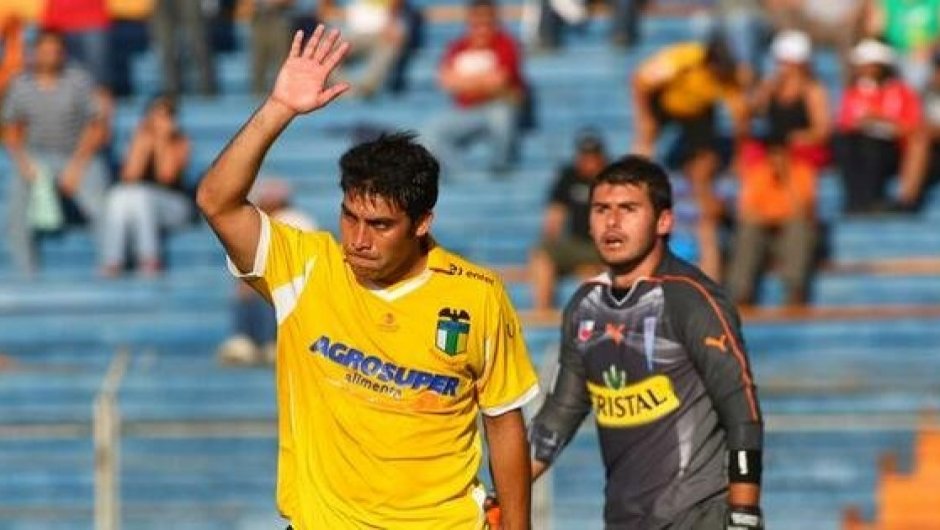 Luis Núñez levanta la mano mientras Paulo Garcés mira sorprendido.
