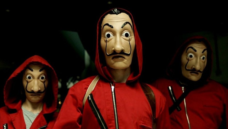 Los protagonistas de La Casa de Papel se caracterizan por sus atracos vestidos con un overol rojo y mascaras de Salvador Dalí.